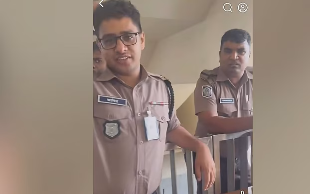 হাফপ্যান্ট পরে মেট্রোরেলে উঠতে গিয়ে ফার্মগেট মেট্রোস্টেশনে হেনস্তার অভিযোগ করেছেন