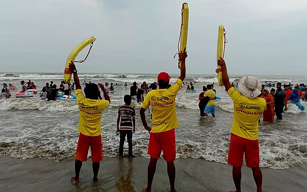 কক্সবাজারের হিমছড়ি সৈকতে গোসলে নেমে ৩ পর্যটকের মৃত্যু, নিখোঁজ ২