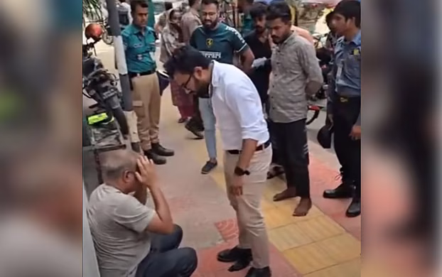 ধানমন্ডিতে প্রকাশ্যে মারধরের ঘটনায় যুবক আটক, পুলিশ সদস্য প্রত্যাহার